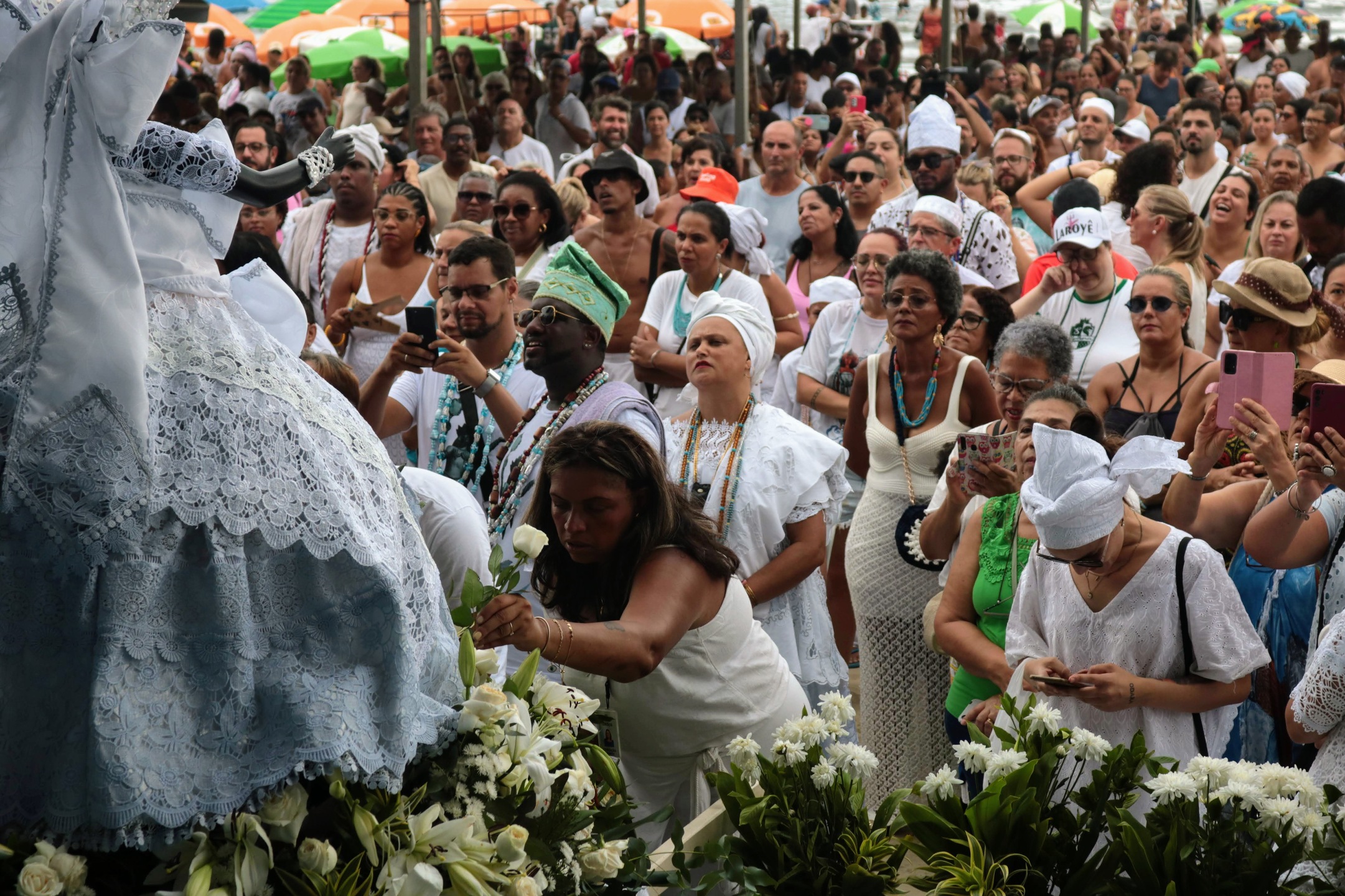 24ª Festa de Iemanjá emociona multidão de devotos na Ponta da Praia de