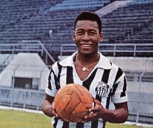 Confederação Brasileira de Futebol - Sabia que o Rei Pelé é o jogador mais  novo a conquistar a Copa do Mundo? Mais um recorde do Maior de Todos os  Tempos! 👑⚽🇧🇷 #Pele80 #