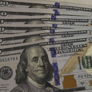 Dólar fecha em leve alta após Fed publicar documento sobre juros