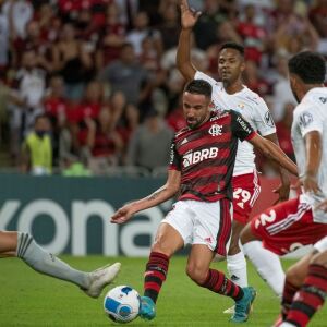 Flamengo não convence, mas triunfa na Libertadores