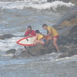 Surfista vicentino salva casal de afogamento na Praia do Itararé