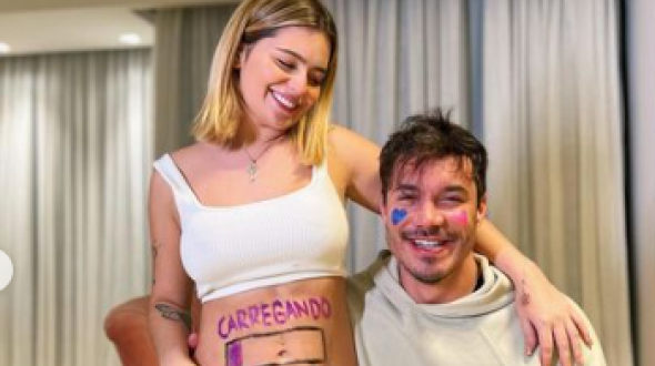 Viih Tube mostra barriga e fala sobre 'sintomas' da gravidez