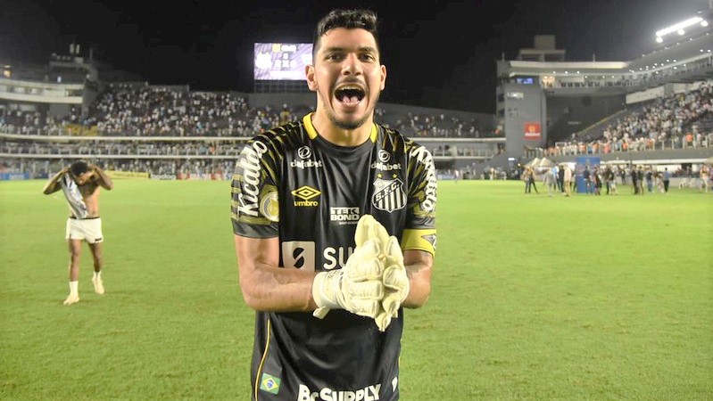 João Paulo está entre os goleiros com mais defesas no Brasileirão –  Santistas