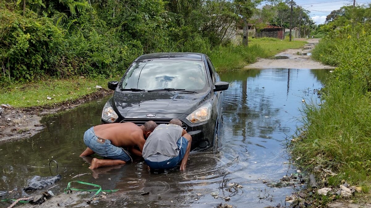 Buraco na Rua D, em Mongaguá, é tão grande que deixa até carro atolado;  veja o vídeo - BS9