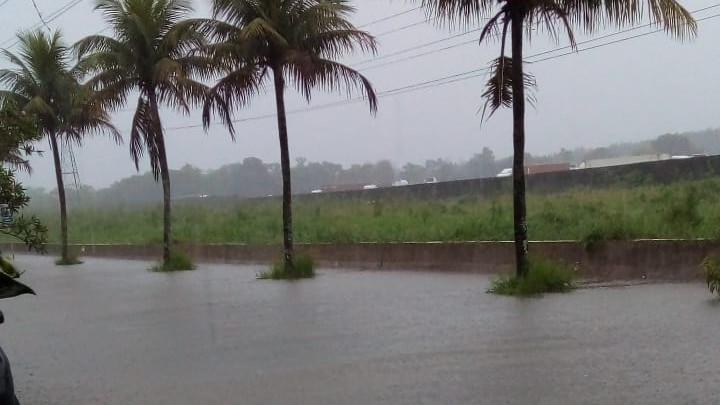 Av. Giusfredo Santini completamente alagada em Cubatão