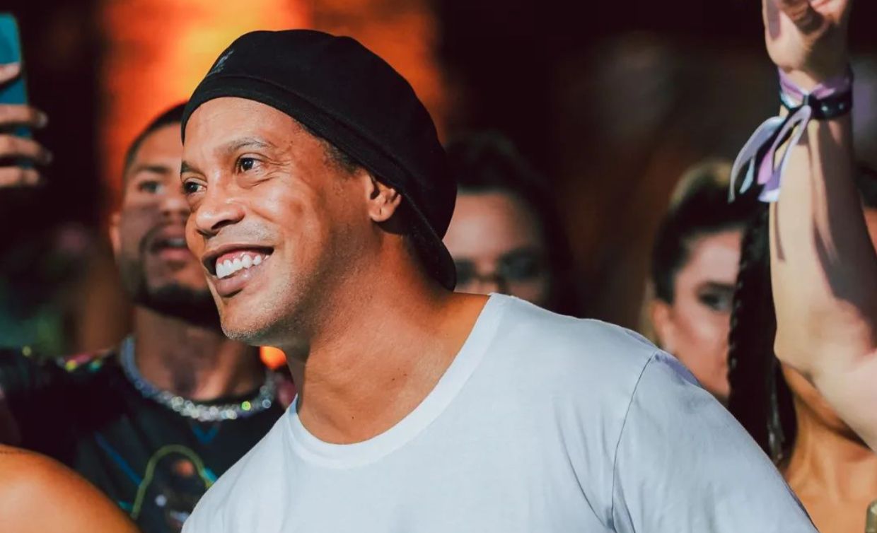 Com 'desistência' nos pênaltis, Ronaldinho Gaúcho estreia em liga