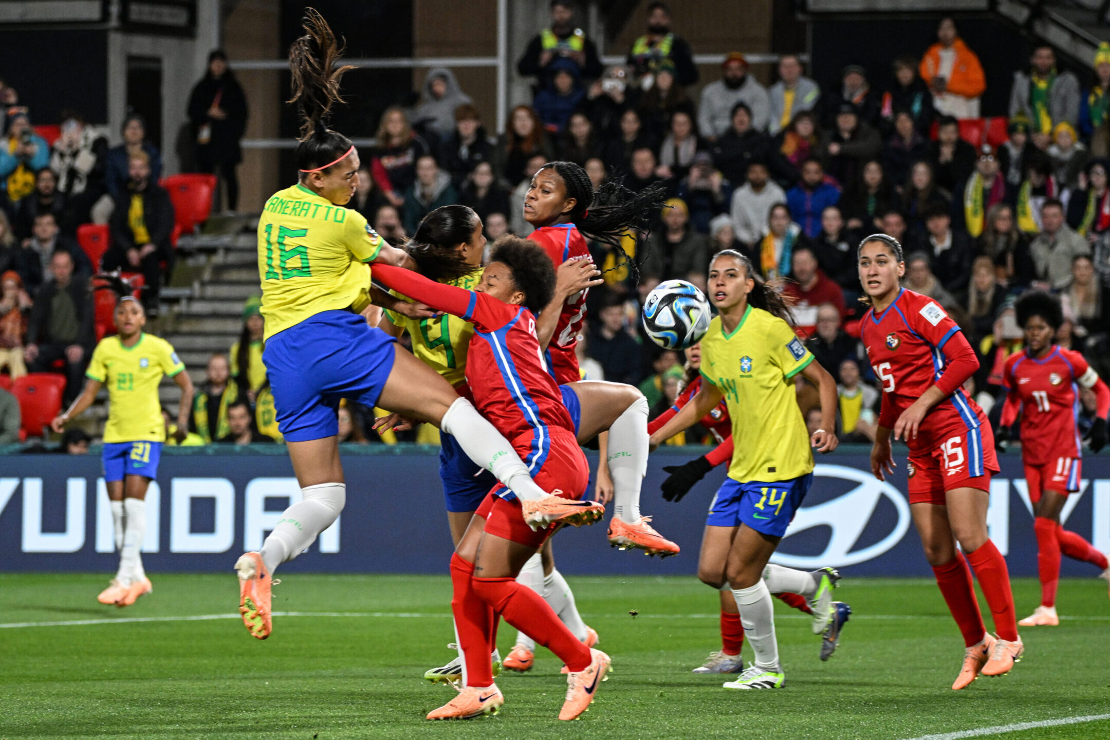 Com pão de queijo, torcedores se reúnem para assistir jogo do Brasil