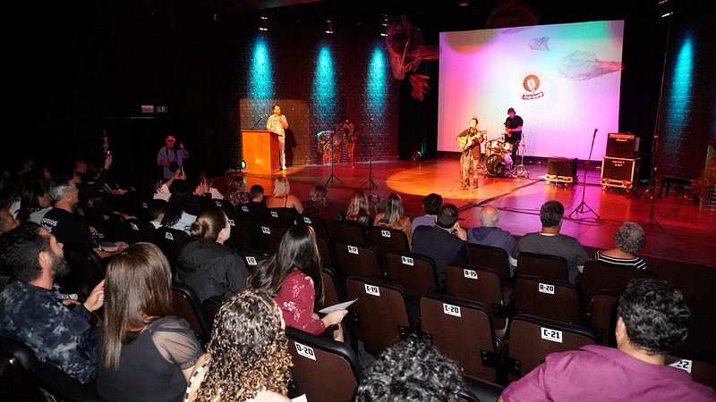 Músicos participam da semifinal do Femag no Teatro Procópio Ferreira