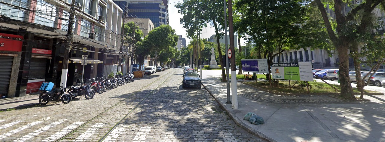 Avenida segue ao lado da Praça da República, no centro de Santos